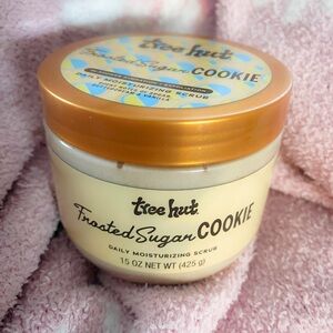 Tree Hut Frosted Sugar Cookie body scrub